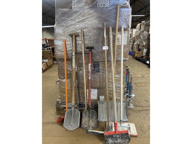 9x diverse scheppen en bouwgereedschap - afbeelding 1 van  5