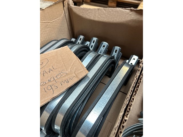 9x doos met installatiemateriaal met o.a. metalen pijpbeugels - afbeelding 6 van  15