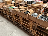 9x doos met installatiemateriaal met o.a. metalen pijpbeugels - afbeelding 1 van  15