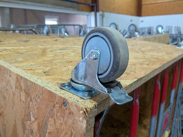 9x houten showroom meubel op wielen - afbeelding 8 van  8