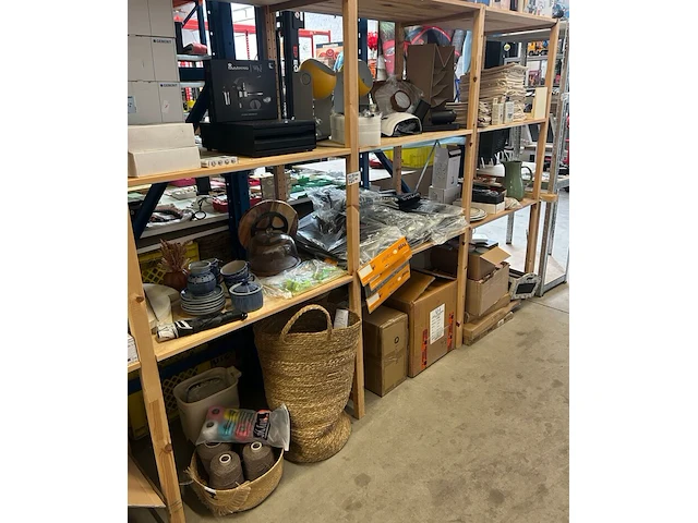 9x inhoud stellingvak w.o. huishoudelijke artikelen, decoratie en opslagbenodigdheden w.o. masterpro, geberit, yepp, h&m - afbeelding 1 van  21