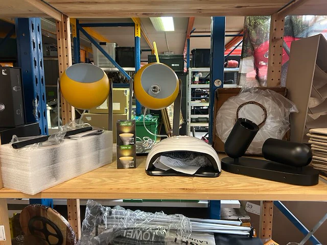 9x inhoud stellingvak w.o. huishoudelijke artikelen, decoratie en opslagbenodigdheden w.o. masterpro, geberit, yepp, h&m - afbeelding 19 van  21