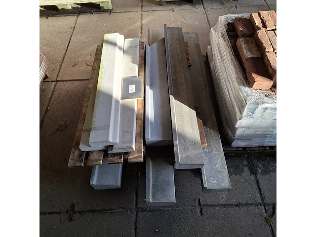 9x prefab betonnen raamdorpelstenen en kantplanken - afbeelding 3 van  8