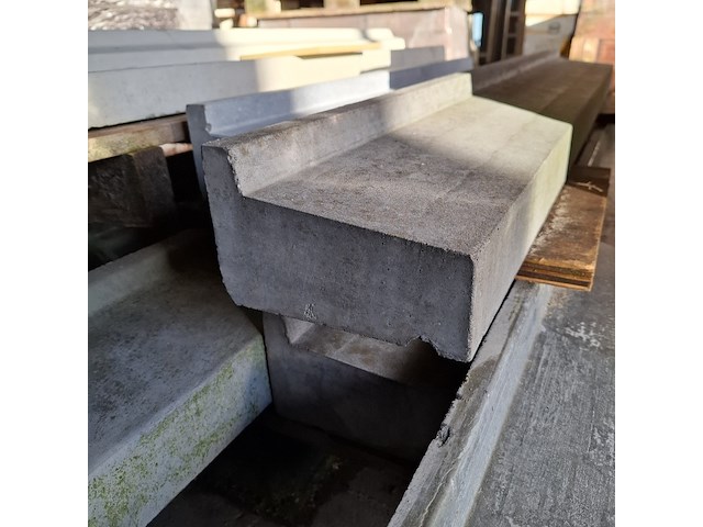 9x prefab betonnen raamdorpelstenen en kantplanken - afbeelding 5 van  8