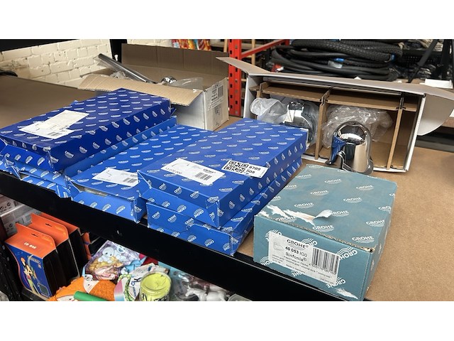 9x sanitair en badkameraccessoires w.o. toilletborstelhouder w.o. grohe, emco - afbeelding 1 van  10