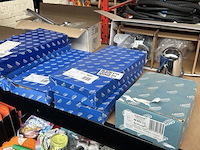 9x sanitair en badkameraccessoires w.o. toilletborstelhouder w.o. grohe, emco - afbeelding 1 van  10