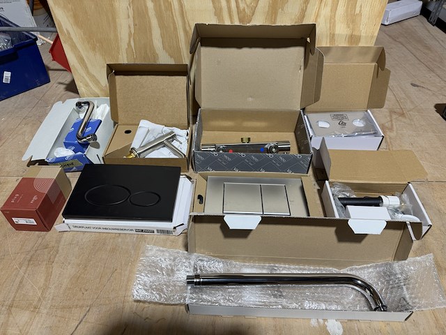 9x sanitair/badkamer accessoires en toebehoren w.o. grohe, geberit, regn, wiesbaden, vado - afbeelding 1 van  14