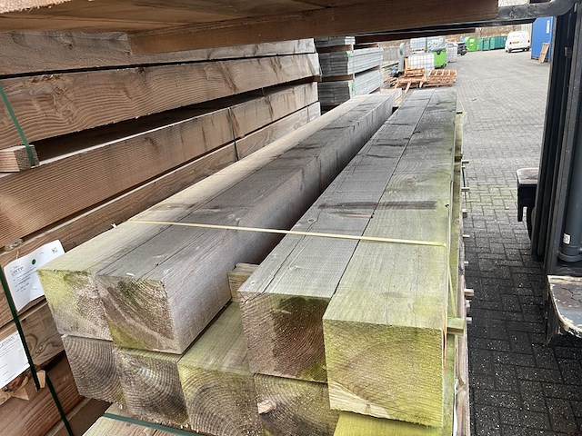 9x vuren balken fijnbezaagd, 200x200mm, lengte 400cm - afbeelding 1 van  3