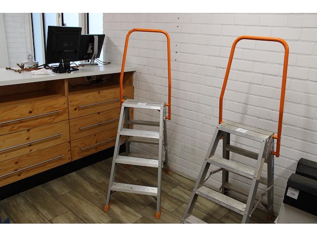 A-trap ivana ivaf 204 b met 2x4 treden en veiligheidsbeugel. - afbeelding 1 van  2