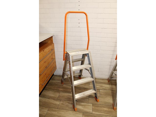 A-trap ivana ivaf 204 b met 2x4 treden en veiligheidsbeugel. - afbeelding 2 van  2