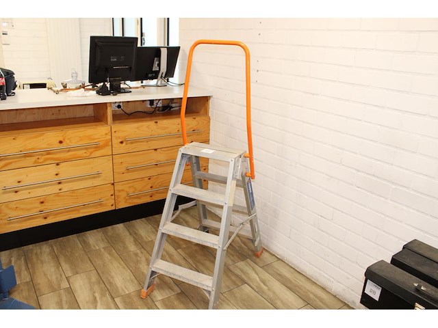 A-trap ivana ivaf 204 b met 2x4 treden en veiligheidsbeugel. - afbeelding 1 van  2