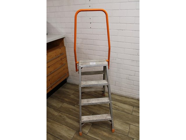 A-trap ivana ivaf 204 b met 2x4 treden en veiligheidsbeugel. - afbeelding 2 van  2