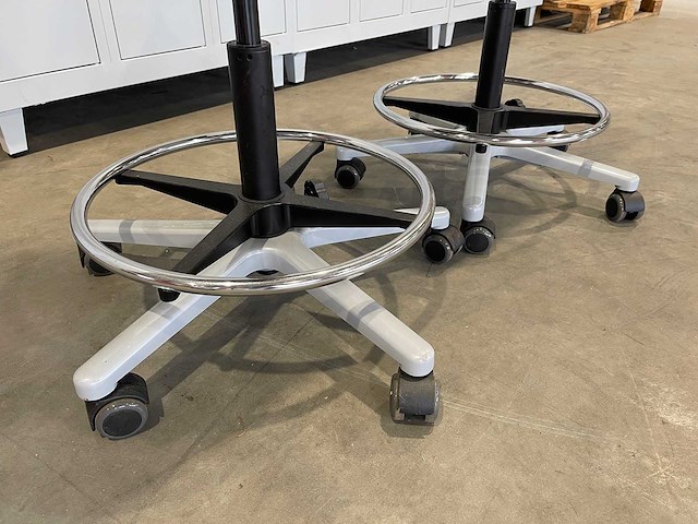 A2s furnishing systems - sz - verrijdbare in hoogte verstelbare werkplaats/tekenkamer stoel (2x) - afbeelding 3 van  4