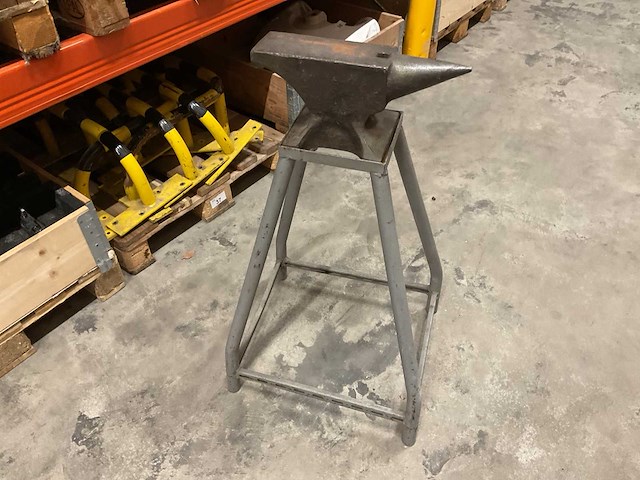 Aambeeld op onderstel - afbeelding 1 van  2