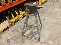 Aambeeld op onderstel - afbeelding 1 van  2