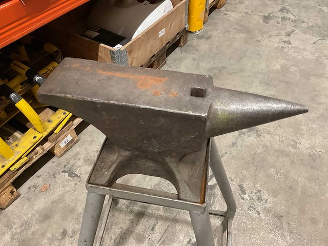 Aambeeld op onderstel - afbeelding 2 van  2