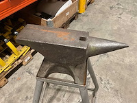 Aambeeld op onderstel - afbeelding 2 van  2