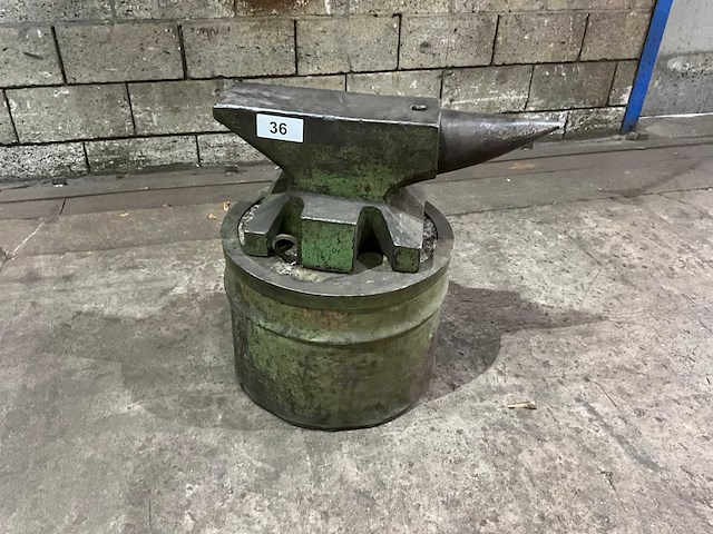 Aambeeld op statief 75x18cm - afbeelding 1 van  3