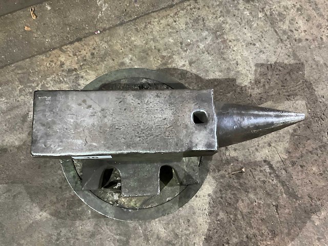 Aambeeld op statief 75x18cm - afbeelding 2 van  3