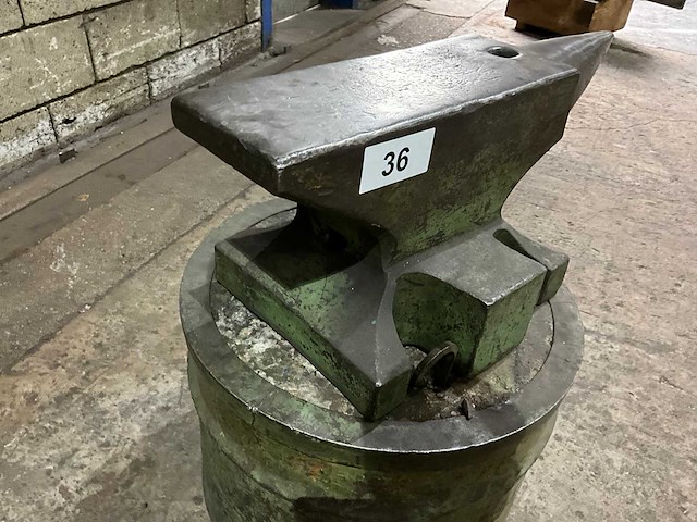 Aambeeld op statief 75x18cm - afbeelding 3 van  3