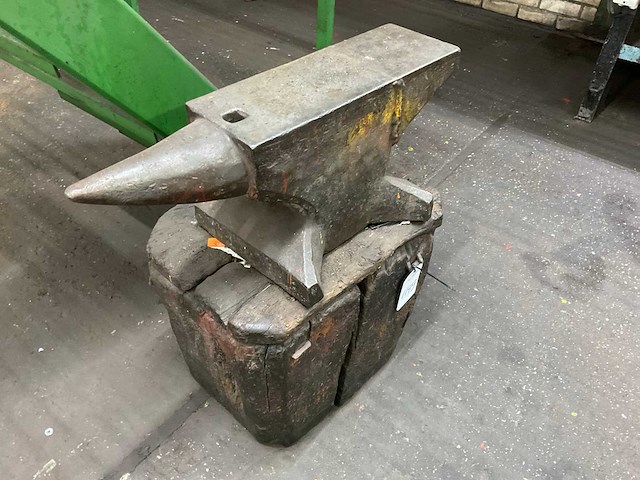 Aambeeld - afbeelding 2 van  3