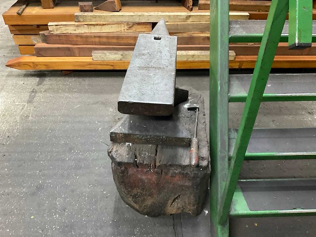 Aambeeld - afbeelding 3 van  3