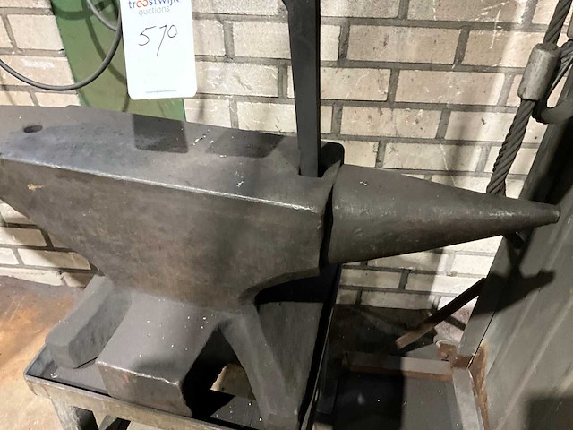 Aambeeld - afbeelding 3 van  4