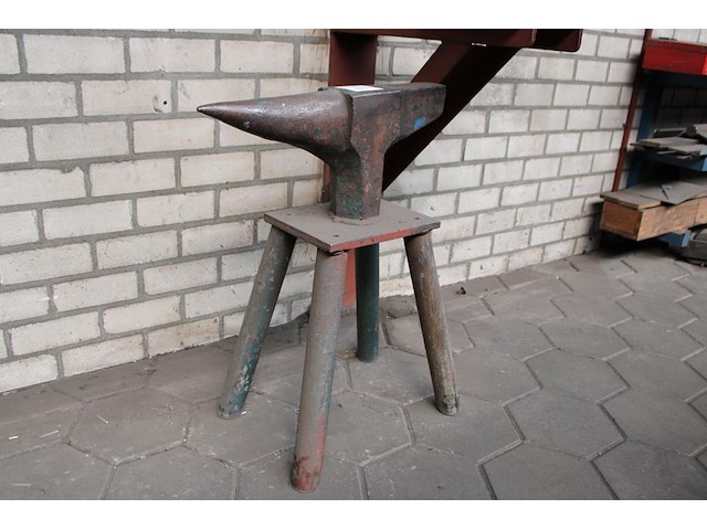 Aambeeld. - afbeelding 1 van  2