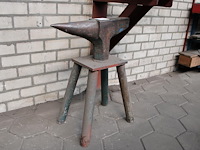 Aambeeld. - afbeelding 1 van  2