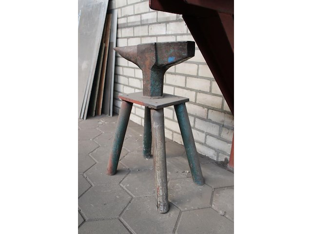 Aambeeld. - afbeelding 2 van  2