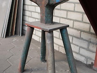 Aambeeld. - afbeelding 2 van  2