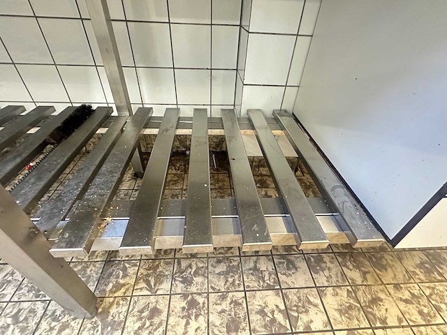 Aan- en afvoertafel met spoelbak - afbeelding 5 van  6