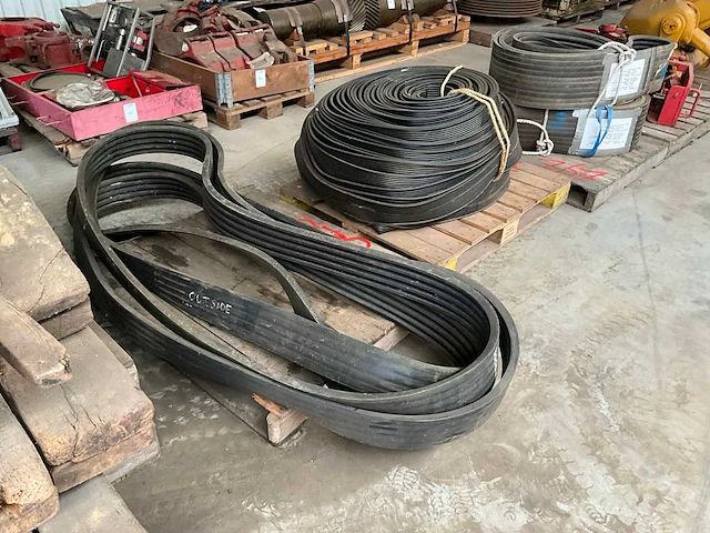 Aandrijfbanden en afdichting rubber (3x) op 3 pallets - afbeelding 1 van  11