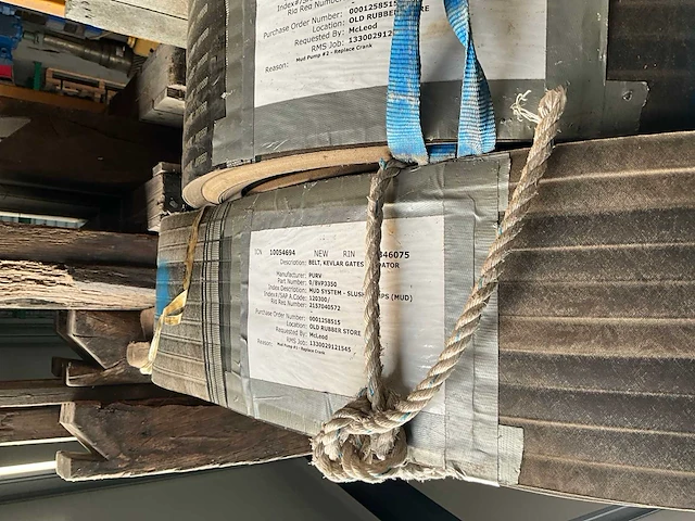 Aandrijfbanden en afdichting rubber (3x) op 3 pallets - afbeelding 6 van  11