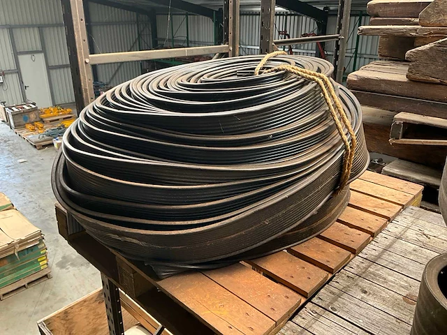 Aandrijfbanden en afdichting rubber (3x) op 3 pallets - afbeelding 8 van  11