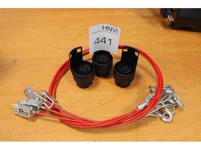 Aanhanger onderdelen w.o. breekkabels en adapters. - afbeelding 1 van  1