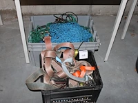 Aanhangernetten en spanbanden in twee kratten