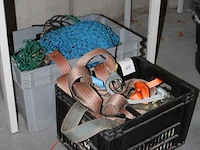 Aanhangernetten en spanbanden in twee kratten - afbeelding 2 van  2