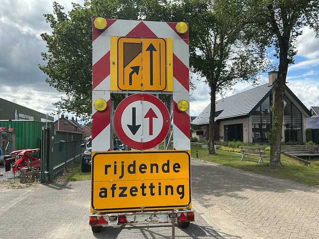 Aanhangwagen met actiebord / verkeersbord - afbeelding 1 van  15