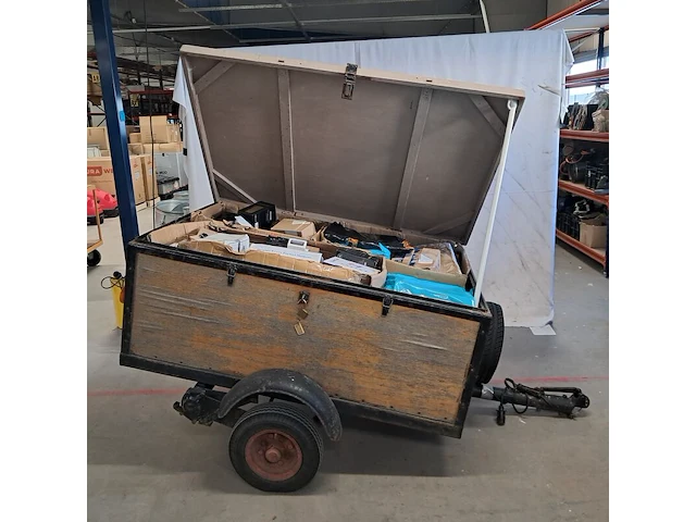 Aanhangwagen met diverse retour-artikelen - afbeelding 1 van  16