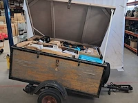 Aanhangwagen met diverse retour-artikelen
