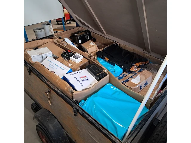 Aanhangwagen met diverse retour-artikelen - afbeelding 9 van  16