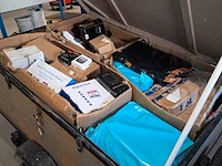 Aanhangwagen met diverse retour-artikelen - afbeelding 9 van  16