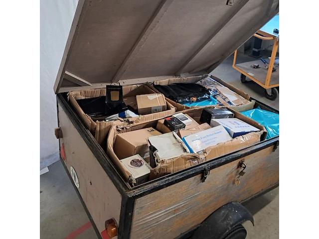 Aanhangwagen met diverse retour-artikelen - afbeelding 10 van  16