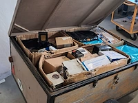 Aanhangwagen met diverse retour-artikelen - afbeelding 10 van  16