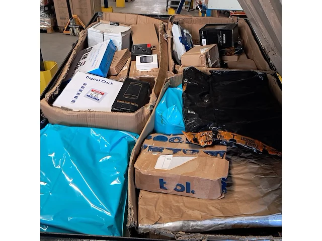 Aanhangwagen met diverse retour-artikelen - afbeelding 11 van  16