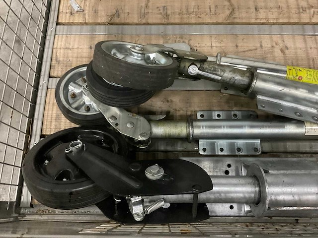 Aanhangwagen neuswiel (4x) en oprijplaten (2x). - afbeelding 4 van  7