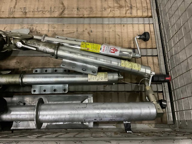 Aanhangwagen neuswiel (4x) en oprijplaten (2x). - afbeelding 5 van  7