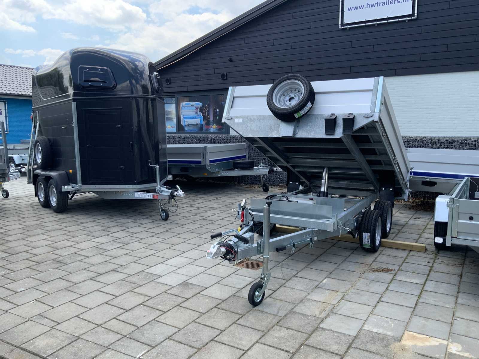 Aanhangwagens en paardentrailers van niewiadow