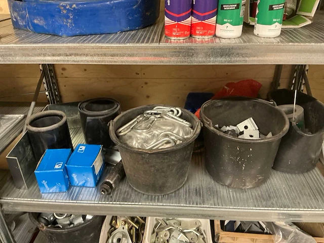 Aannemersmateriaal in stelling - afbeelding 5 van  16